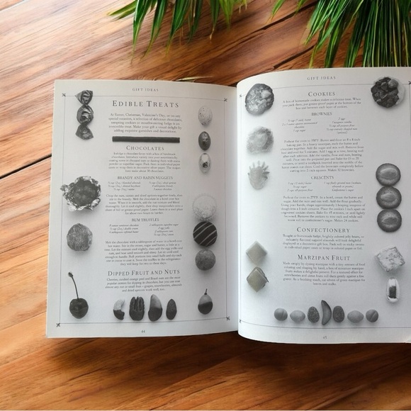 The Press-Out and Make Romantic Gift Boxes by Jane Thomson - Picture 10 of 13